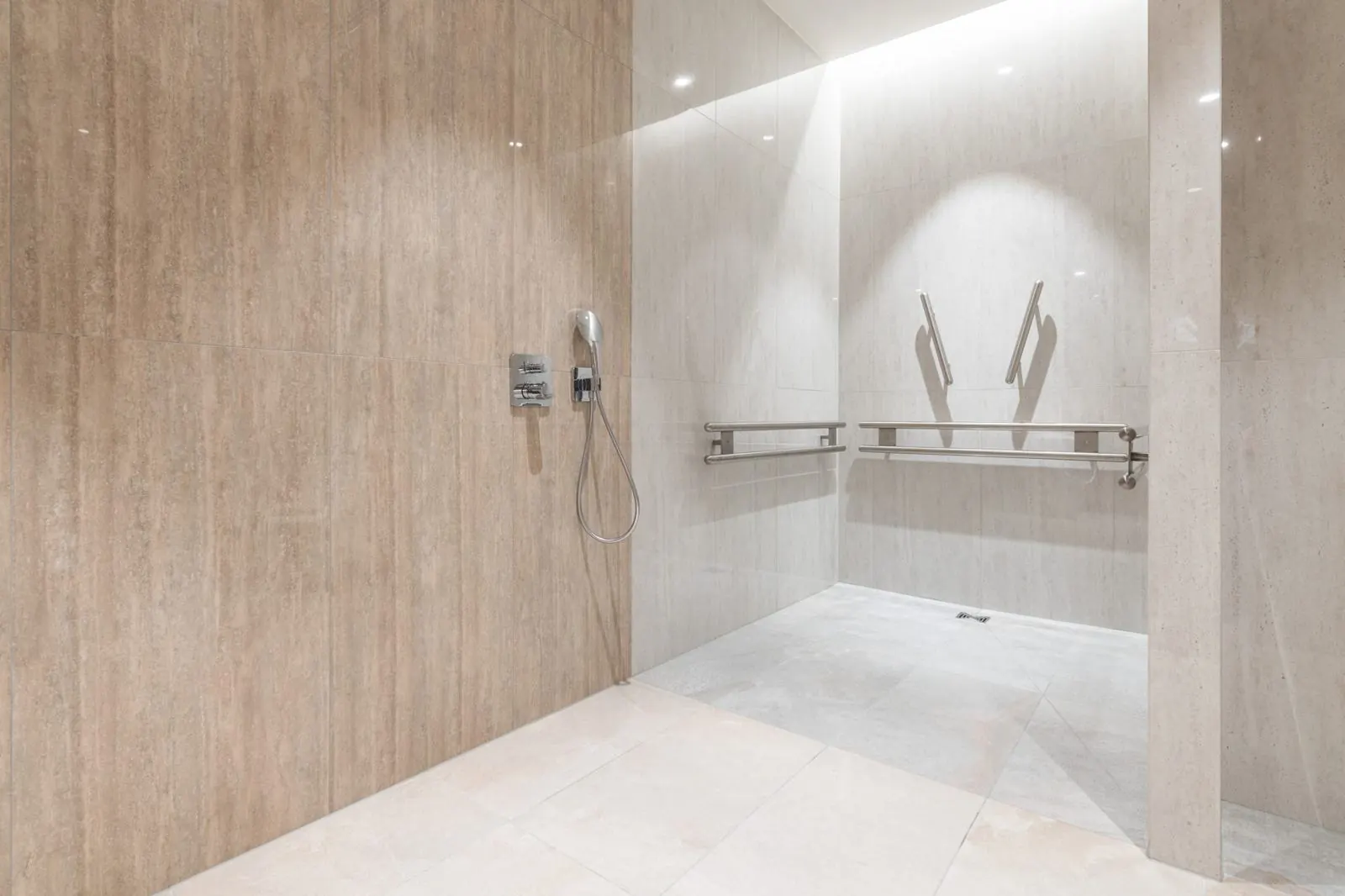 Bodenebene Dusche mit hellen Platten