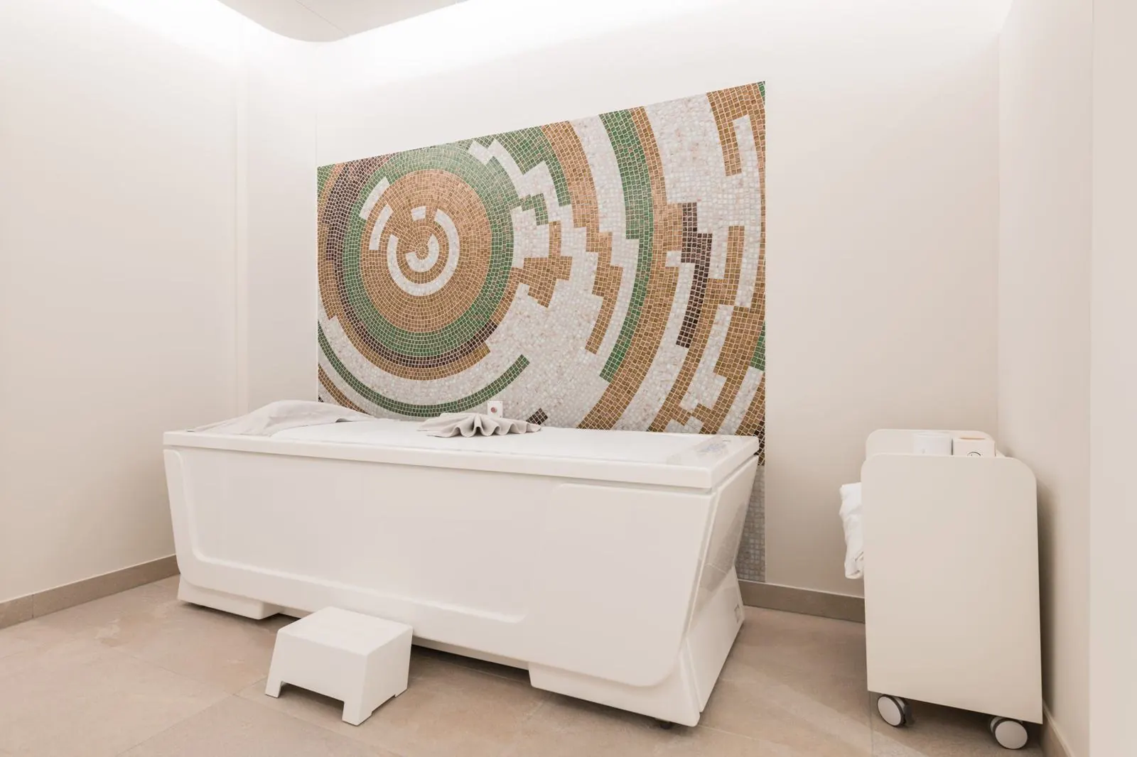Behandlungsraum mit grossem Mosaik-Wandbild im Chenot Palace